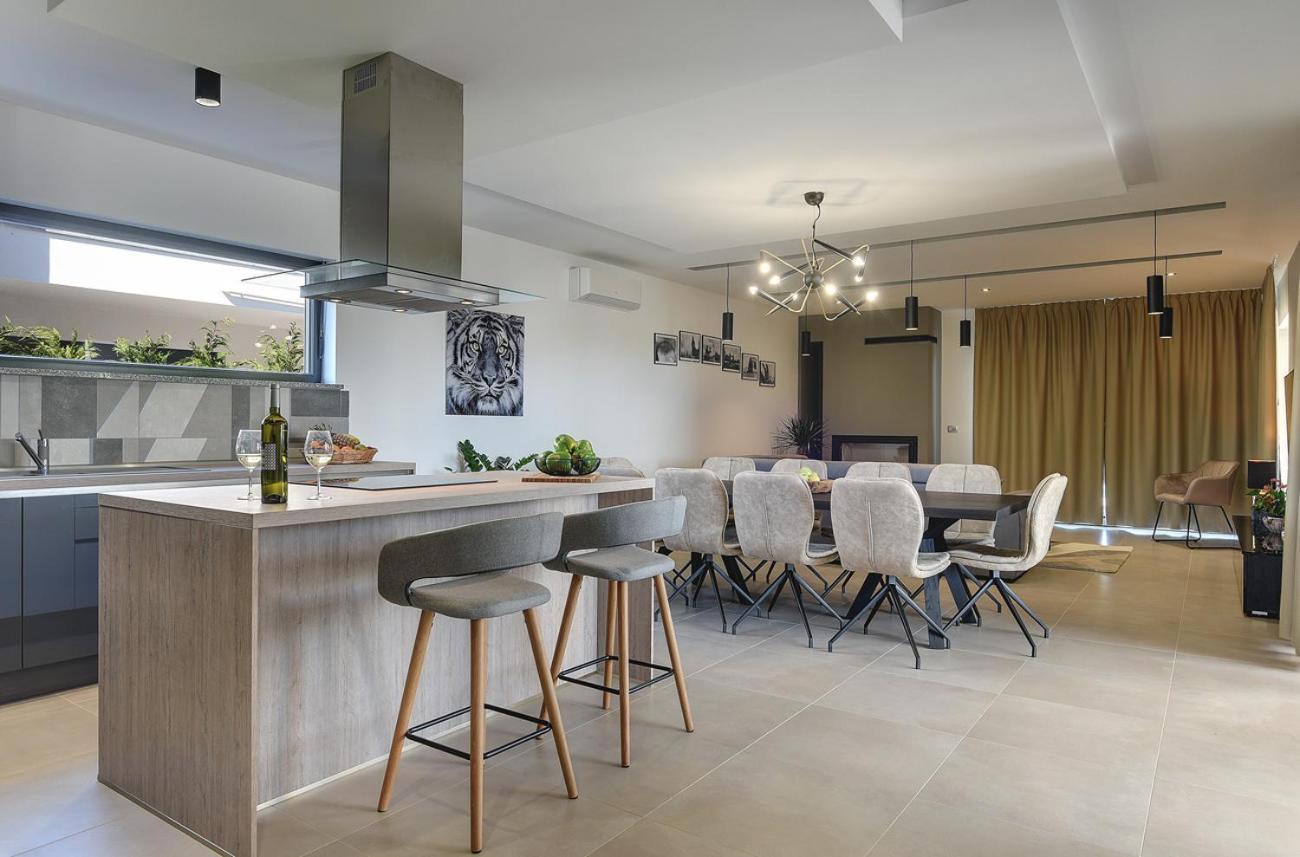 Villa Ula In Pula With Heated Pool And Sauna Eksteriør billede