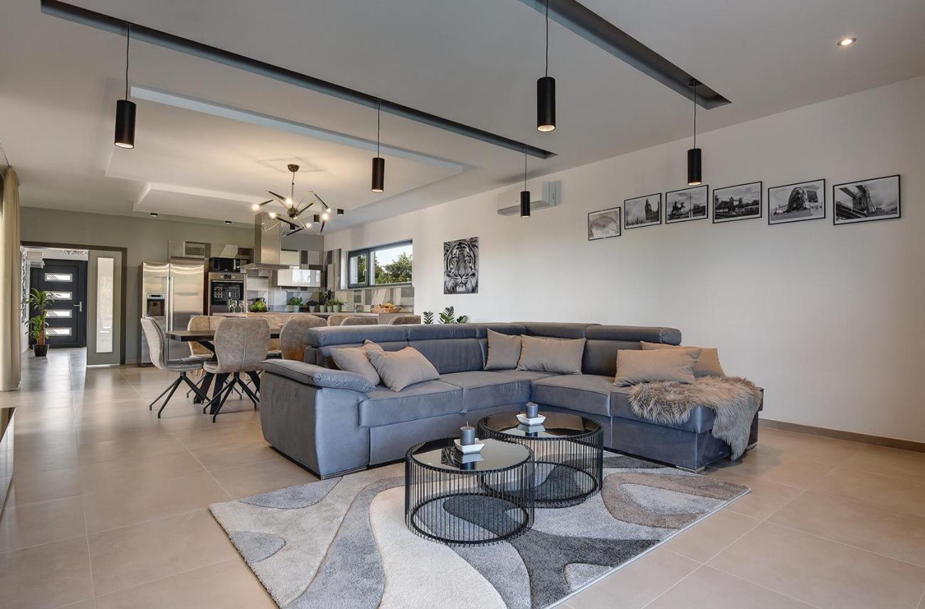 Villa Ula In Pula With Heated Pool And Sauna Eksteriør billede