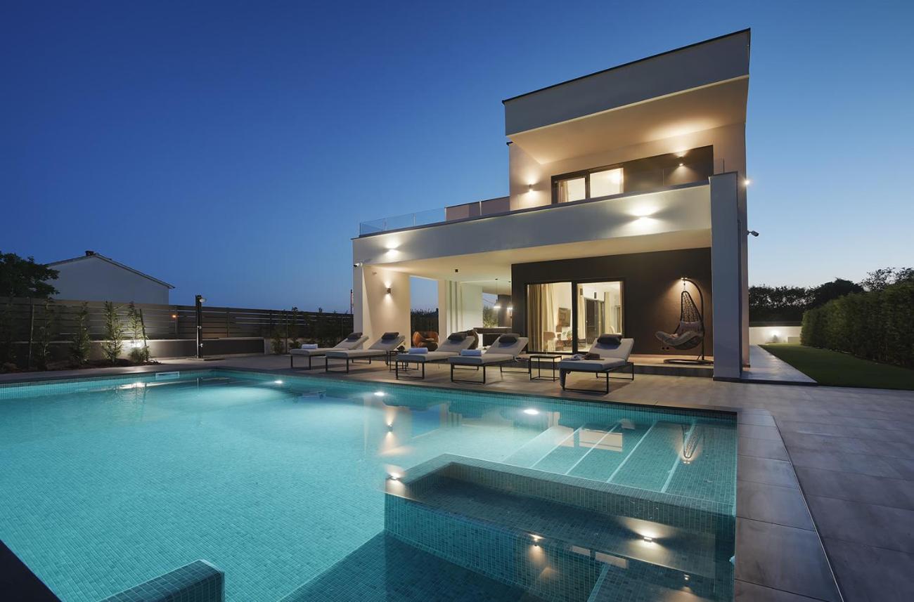 Villa Ula In Pula With Heated Pool And Sauna Eksteriør billede