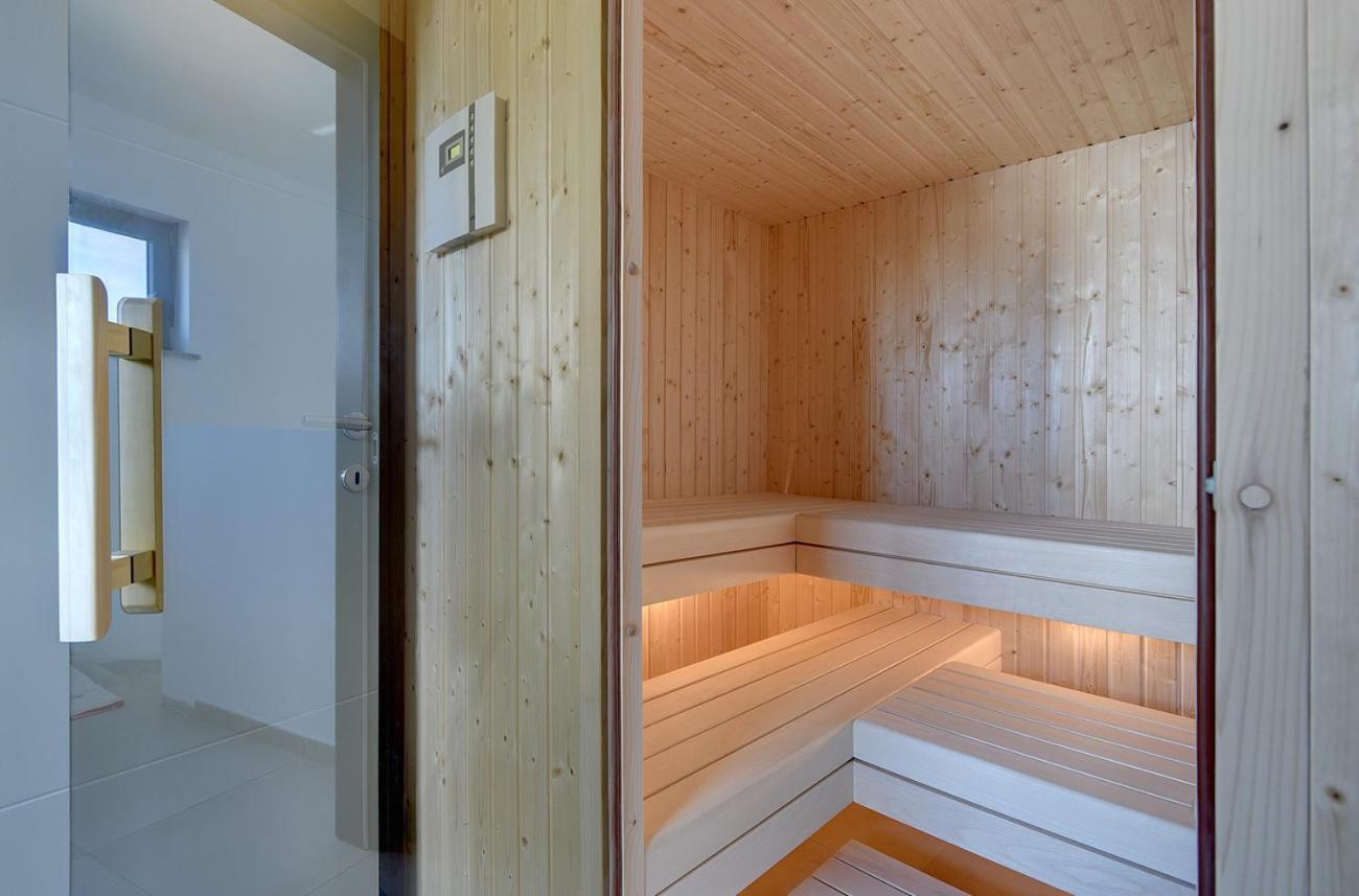 Villa Ula In Pula With Heated Pool And Sauna Eksteriør billede